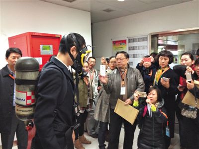昨天，地鐵4號線北京南站站，地鐵工作人員為人大代表演示應(yīng)急氧氣瓶佩戴方式。新京報記者