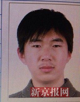 犯罪嫌疑人李小龍，27歲，唐山樂亭人。村干部說李小龍經(jīng)常把自己關(guān)在家里