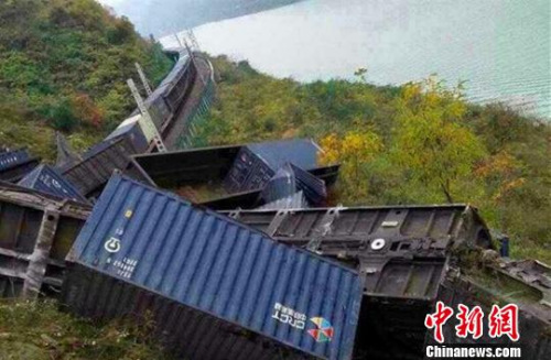 圖為脫軌現(xiàn)場。通訊員 毛毛 攝