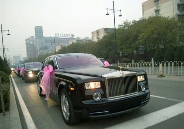 　11月23日，河北唐山街頭現價值超過2個億的婚禮車隊。