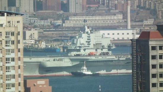 青島軍港周圍高樓林立,一睹遼寧號真容只需要一個好天氣(資料圖片) 青島軍港周圍高樓林立,一睹遼寧號真容只需要一個好天氣(資料圖片)