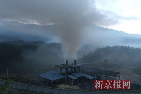 污染企業(yè)排放煙塵。當(dāng)?shù)鼐W(wǎng)友供圖