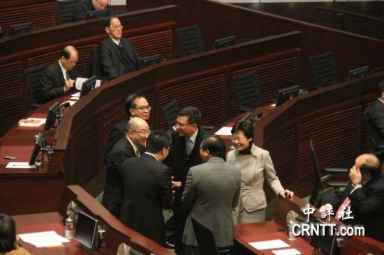 答問(wèn)大會(huì)之前，港府司局長(zhǎng)等高官聚談（中評(píng)社 鄧冠英攝）