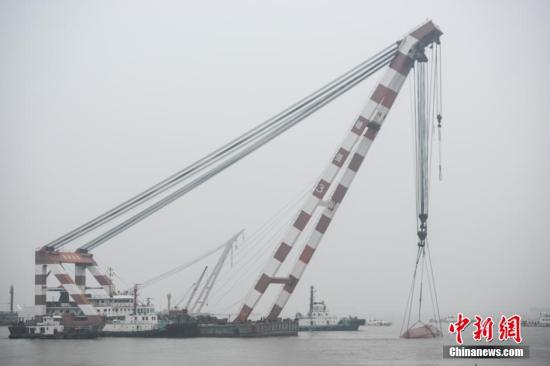  事故沉船已拖至北岸淺水區(qū)域。