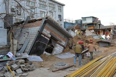 坍塌事故發(fā)生后，房屋傾倒在地面上。記者 徐曉帆/攝