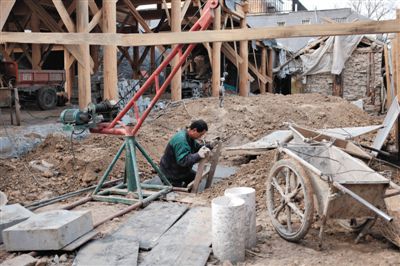 東城區(qū)北鑼鼓巷與小經(jīng)廠胡同之間一處四合院內(nèi)，工人進(jìn)入已經(jīng)挖好的地下室內(nèi)施工。