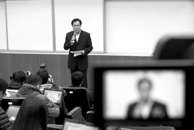 2月8日，在臺(tái)北福華會(huì)館，復(fù)興航空代表劉忠繼向媒體介紹家屬說明會(huì)溝通情況。新華社發(fā)