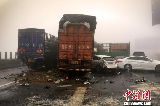 圖為21日，京港澳高速河南段21輛汽車發(fā)生連環(huán)相撞事故現(xiàn)場(chǎng)?！」啤z