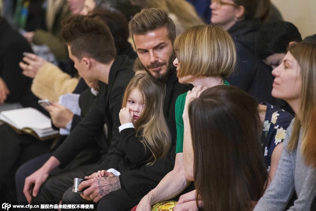 小貝全家觀看貝嫂品牌秀 小七拍照摳鼻賣萌 小貝全家觀看貝嫂品牌秀 小七拍照摳鼻賣萌