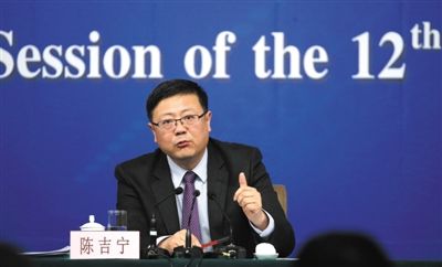 昨日，十二屆全國人大三次會議新聞中心，環(huán)保部部長陳吉寧回答中外記者提問。新京報記者 陳杰 攝