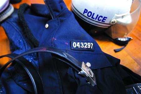 在閔行區(qū)虹橋派出所的一角，擺放著茆盛泉曾經(jīng)最愛的警服。“043297”的警號、深色的警服依稀可見已經(jīng)凝固的血跡，警用皮帶也斷裂了。