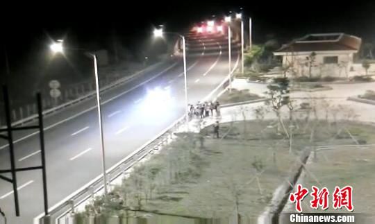 看到車輛經(jīng)過，孩子們便急忙跑到一旁的花圃上。　警方供圖　攝