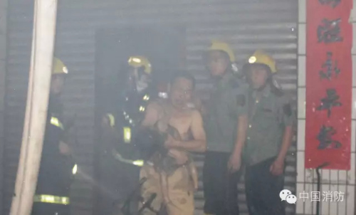 戰(zhàn)友從指導(dǎo)員楊科璋懷里抱過(guò)小女孩交給其父親