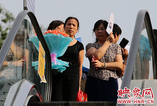 有一種情，你我日日相見(jiàn)，從不言表，但會(huì)抱著鮮花等候歸人。