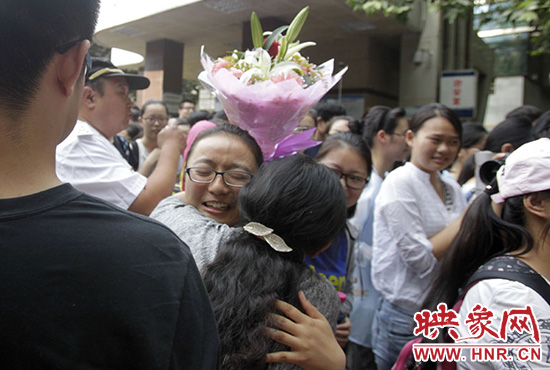 沖向你，給你一個(gè)深情的擁抱。