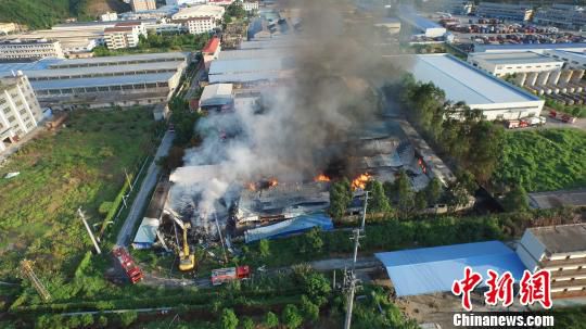 福建永安一紡織廠發(fā)生火災 現(xiàn)場黑煙蘑菇云沖天