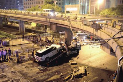 路虎車被扶正后，救援車將其拖離現(xiàn)場(chǎng)。