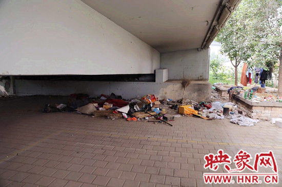流浪漢在高架橋下居住，靠撿垃圾為生。