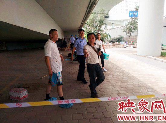 事發(fā)后，警方封鎖現(xiàn)場(chǎng)進(jìn)行調(diào)查取證。