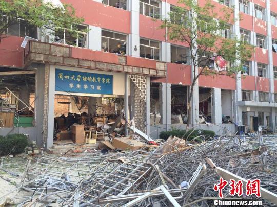 7月20日上午7點(diǎn)32分，蘭州大學(xué)醫(yī)學(xué)南校區(qū)學(xué)生公寓外一施工現(xiàn)場(chǎng)發(fā)生閃爆
