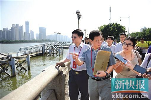 人大代表們在珠江邊現(xiàn)場調(diào)研。