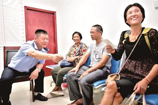 在民警的幫助下,流浪婦女右一與親人相聚 在民警的幫助下,流浪婦女右一與親人相聚