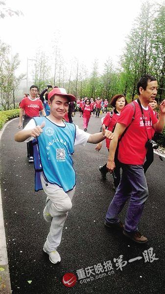 熊軍單腿參加重慶晚報(bào)走走族徒步活動(dòng) 受訪者供圖 熊軍單腿參加重慶晚報(bào)走走族徒步活動(dòng) 受訪者供圖