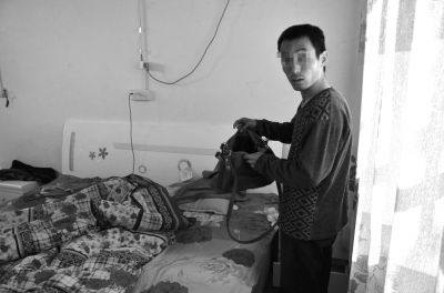 牛志忠翻看凌光輝留下的挎包。京華時報記者張恒攝