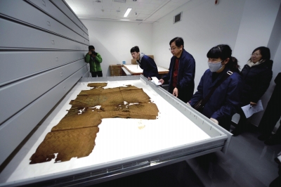 萬(wàn)歷皇帝穿過的龍袍已經(jīng)碎裂失去色彩。