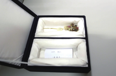 存放于匣內(nèi)的金簪華美依舊。