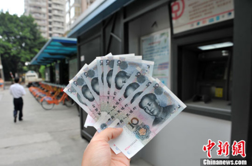 “如果是千元左右的跨行轉(zhuǎn)賬，都會(huì)先充值到支付寶，然后再轉(zhuǎn)到相應(yīng)銀行賬戶(hù)中”，肩負(fù)3000多元月供的北京白領(lǐng)小李告訴中新網(wǎng)記者，這樣操作起來(lái)方便、省時(shí)，還免去下載好幾個(gè)銀行客戶(hù)端的麻煩。