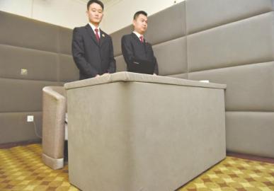 審訊室、居住室內(nèi)的桌椅板凳都進(jìn)行了軟包。