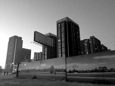 荒地西、南、北三面被2米多高的圍欄圍住。