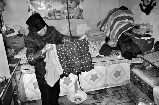 給爺爺?shù)芥?zhèn)上領(lǐng)過(guò)冬的福利，卻領(lǐng)回短裙短褲