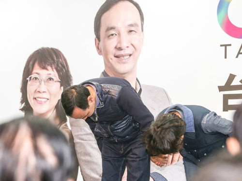 國民黨明天下午將召開臨時中常會，決定由誰擔任代理主席。圖為朱立倫與王如玄上午到競選總部，向支持自己競選的志工們一一致意，感謝他們的陪伴。圖片來源：臺灣《聯(lián)合報》