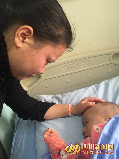 徐女士看著睡著的兒子，心里為手術(shù)費發(fā)愁