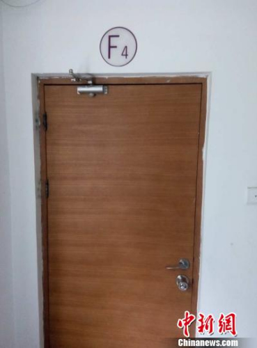 6日，事發(fā)樓層四層消防通道門(mén)被封死。呂春榮 攝