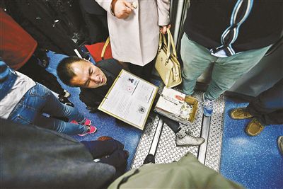 在賣藝時(shí)，李大鵬會(huì)把判決結(jié)果掛在胸前