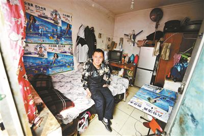 早晨收拾停當(dāng)后，李大鵬準(zhǔn)備前往地鐵賣藝