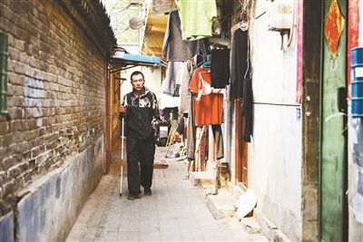 雖然曾被報(bào)道擁有兩套房產(chǎn)，李大鵬實(shí)際的租住地在一片棚戶區(qū)里