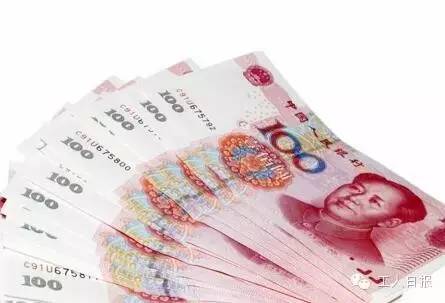 按照4月1日起上海執(zhí)行的月最低工資標(biāo)準(zhǔn)2190元計(jì)算，勞動(dòng)者在5月1日當(dāng)天加班，每天的加班工資至少有302元。如果3天都加班、不調(diào)休，加班工資至少有704元。