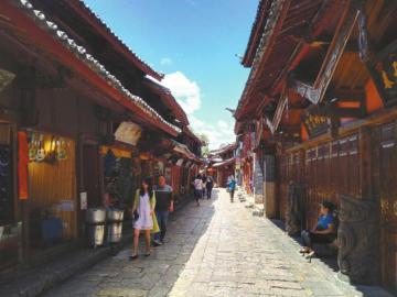 6月3日中午，麗江古城街道上游客稀少。