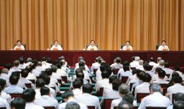 上圖為全省領(lǐng)導(dǎo)干部會(huì)議會(huì)場(chǎng)。 本報(bào)記者李聯(lián)軍攝