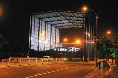 昨日夜間，河北北戴河，“巴鐵”1號試驗地，工作人員正在對車體進行施工檢修。