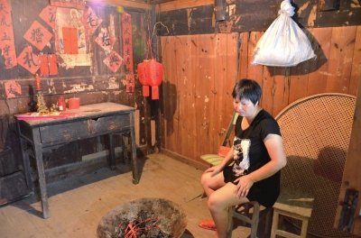 邱巧媚經(jīng)常一個(gè)人坐在屋里發(fā)呆。本版圖片京華時(shí)報(bào)記者 韓林君 攝