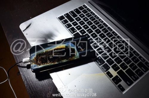 根據(jù)圖片來看，蘋果MacBook Pro筆記本觸控面板左邊部分被熏黑，而且該網(wǎng)友也提供了充電設(shè)備，就是三星Note 7原裝充電器。