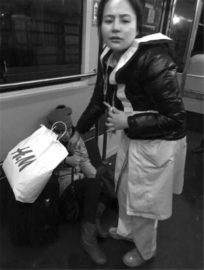 事發(fā)后，一名女乘客（左）受傷。