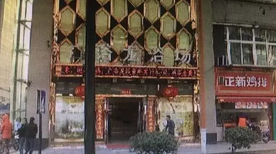 張阿姨說(shuō)，附近柜臺(tái)一名工作人員，說(shuō)什么也不讓她在這塊走廊哄孫女，幾句不和，雙方吵了起來(lái)。