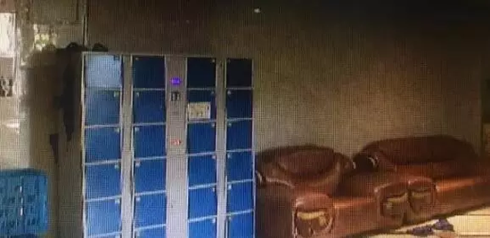 事后一家在浴場(chǎng)里燃放爆竹？