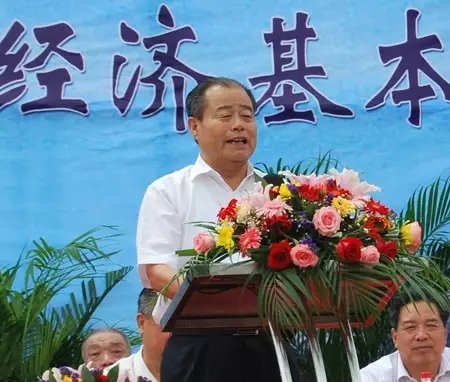 信發(fā)集團發(fā)展成為一家集發(fā)電、供熱、氧化鋁、電解鋁、碳素、燒堿、聚氯乙烯、電石、鋁深加工等產(chǎn)業(yè)于一體的現(xiàn)代化大型企業(yè)集團，位于山東聊城茌平縣。2016年10月，信發(fā)集團董事局主席張學信在接受山東商報采訪時表示，44年企業(yè)沒有一名員工離職。